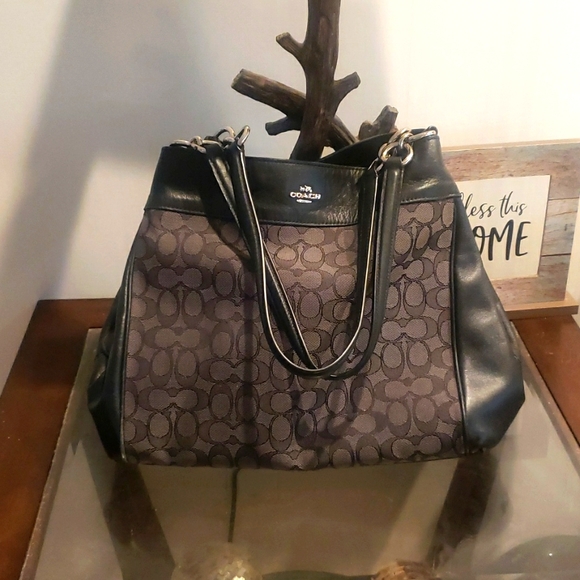 Coach Handbags - Coach classic bag- perfect size